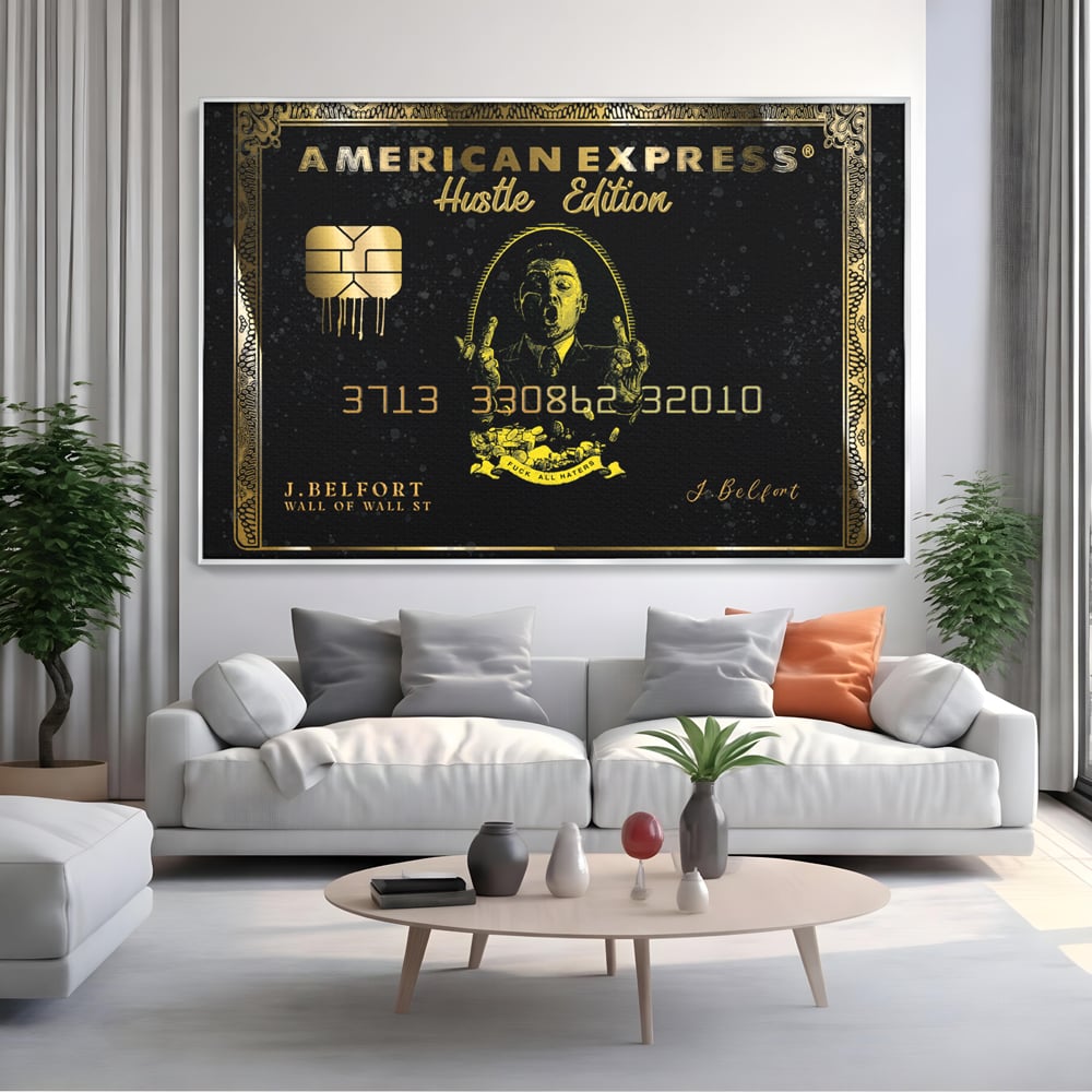 Tablou canvas cu tablou canvas cu card bancar auriu, in rama de aluminiu argintiu, pe perete intr-un living