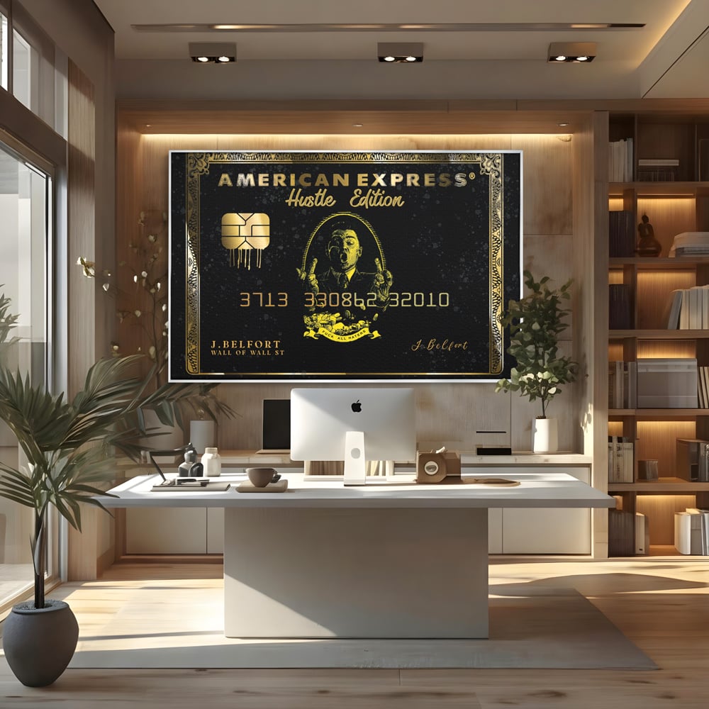 Tablou canvas cu tablou canvas cu card bancar auriu, in rama de aluminiu argintiu, pe perete intr-un birou