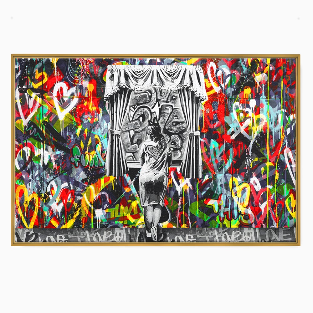 Tablou canvas cu tablou canvas cu graffiti urban si o silueta, in rama de aluminiu auriu