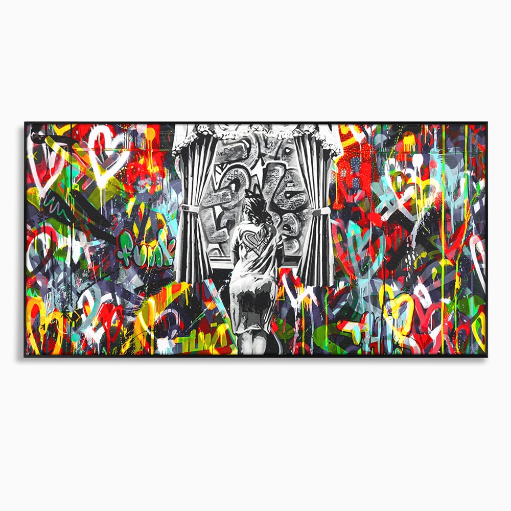 Tablou canvas cu tablou canvas cu graffiti urban si o silueta, in rama de aluminiu negru