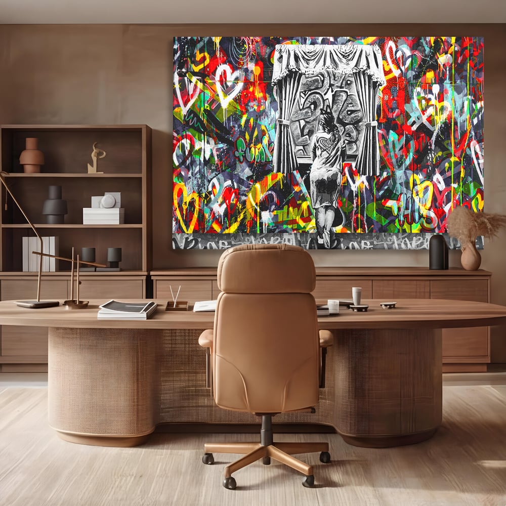 Tablou canvas cu tablou canvas cu graffiti urban si o silueta, fara rama, pe sasiu de lemn, pe perete intr-un birou