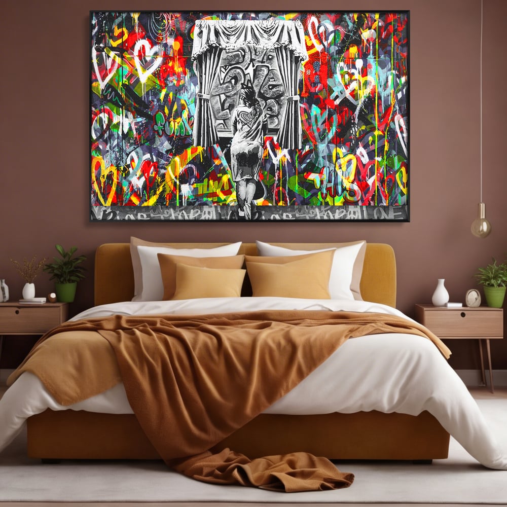 Tablou canvas cu tablou canvas cu graffiti urban si o silueta, in rama de aluminiu negru, pe perete intr-un dormitor
