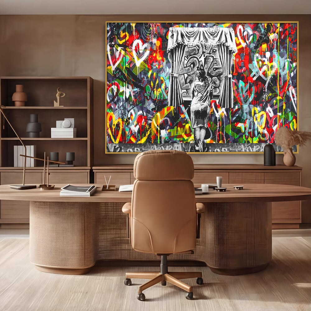 Tablou canvas cu tablou canvas cu graffiti urban si o silueta, in rama de aluminiu auriu, pe perete intr-un birou