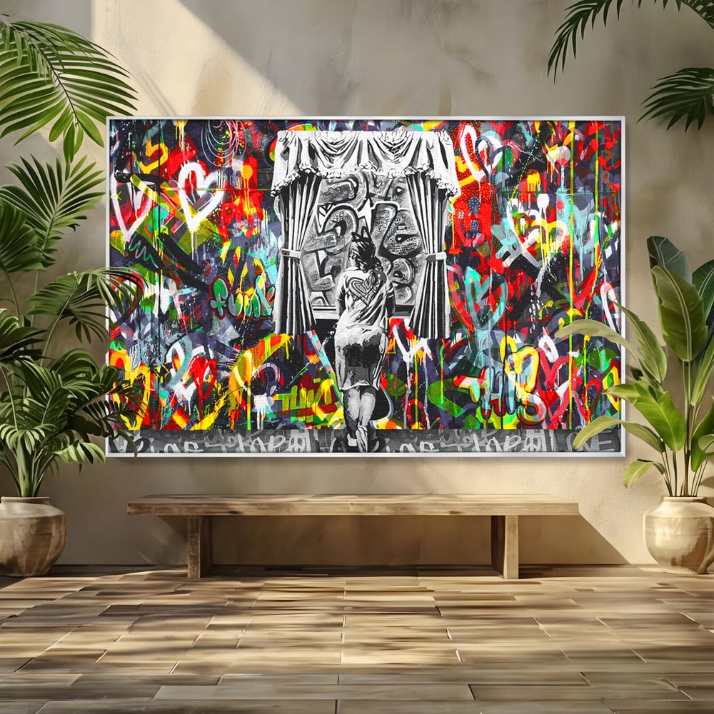 Tablou canvas cu tablou canvas cu graffiti urban si o silueta, in rama de aluminiu argintiu