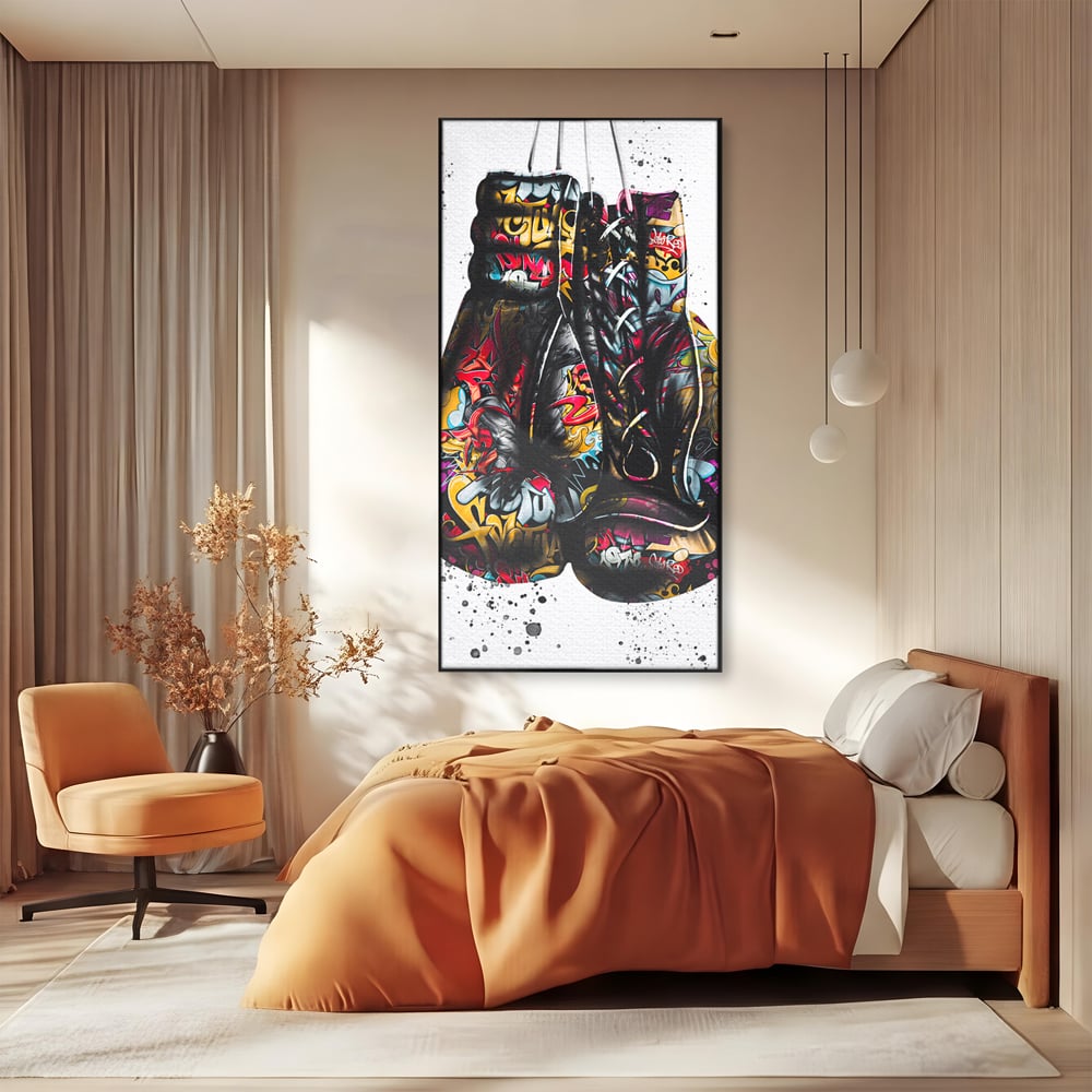 Tablou canvas cu tablou canvas cu manusi de box, in rama de aluminiu negru, pe perete intr-un dormitor