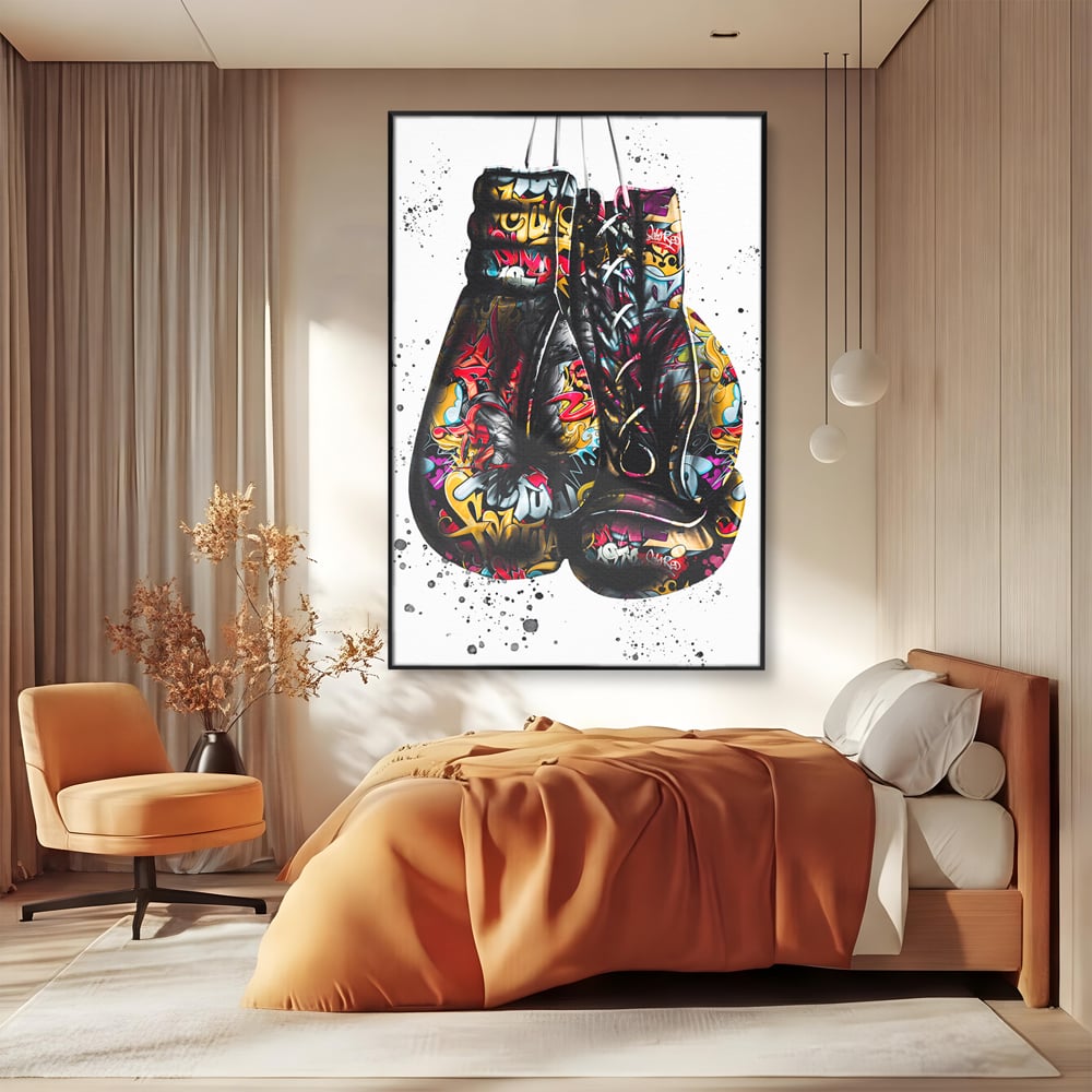 Tablou canvas cu tablou canvas cu manusi de box, in rama de aluminiu negru, pe perete intr-un dormitor