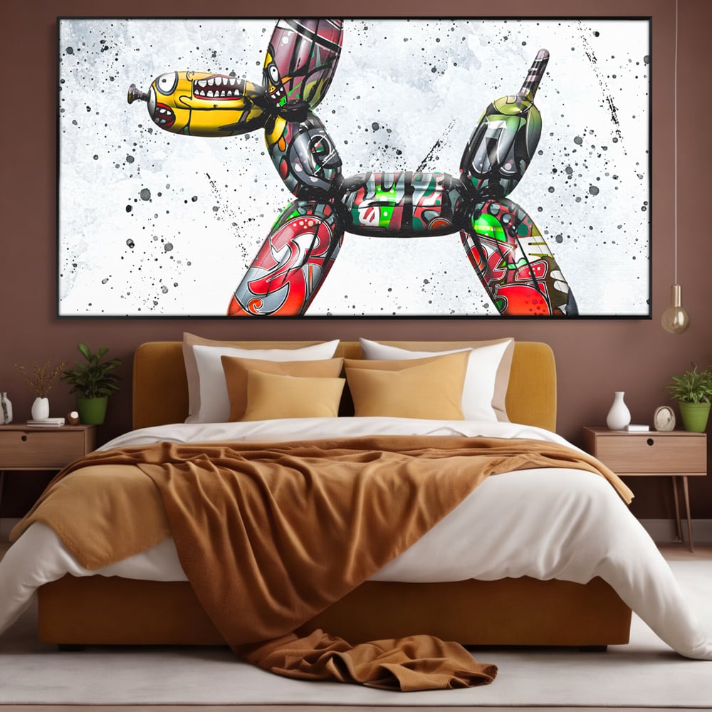Tablou canvas cu tablou canvas caine din baloane stil grafitti, in rama de aluminiu negru, pe perete intr-un dormitor
