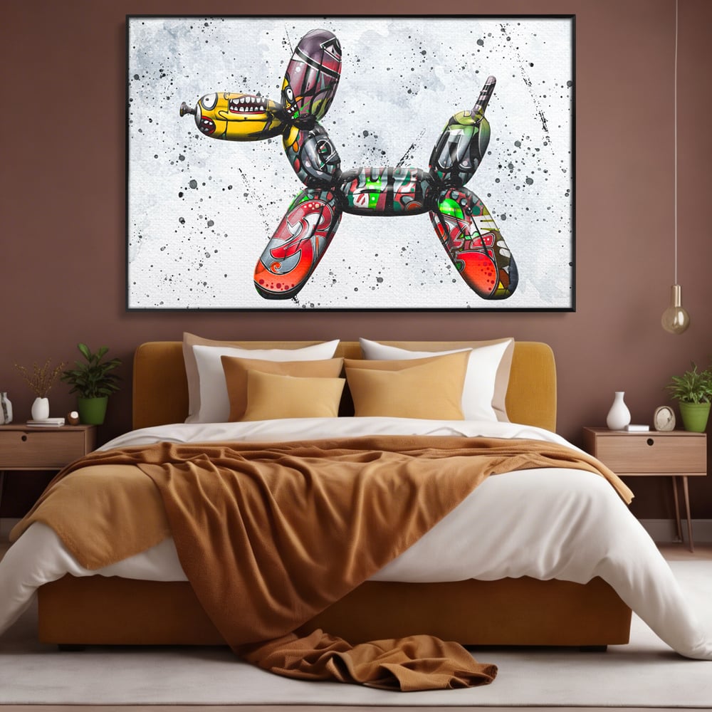Tablou canvas cu tablou canvas caine din baloane stil grafitti, in rama de aluminiu negru, pe perete intr-un dormitor