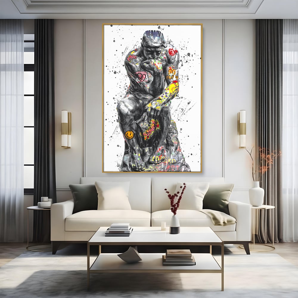 Tablou canvas cu tablou canvas cu statuia ganditorul, in rama de aluminiu auriu, pe perete intr-un living