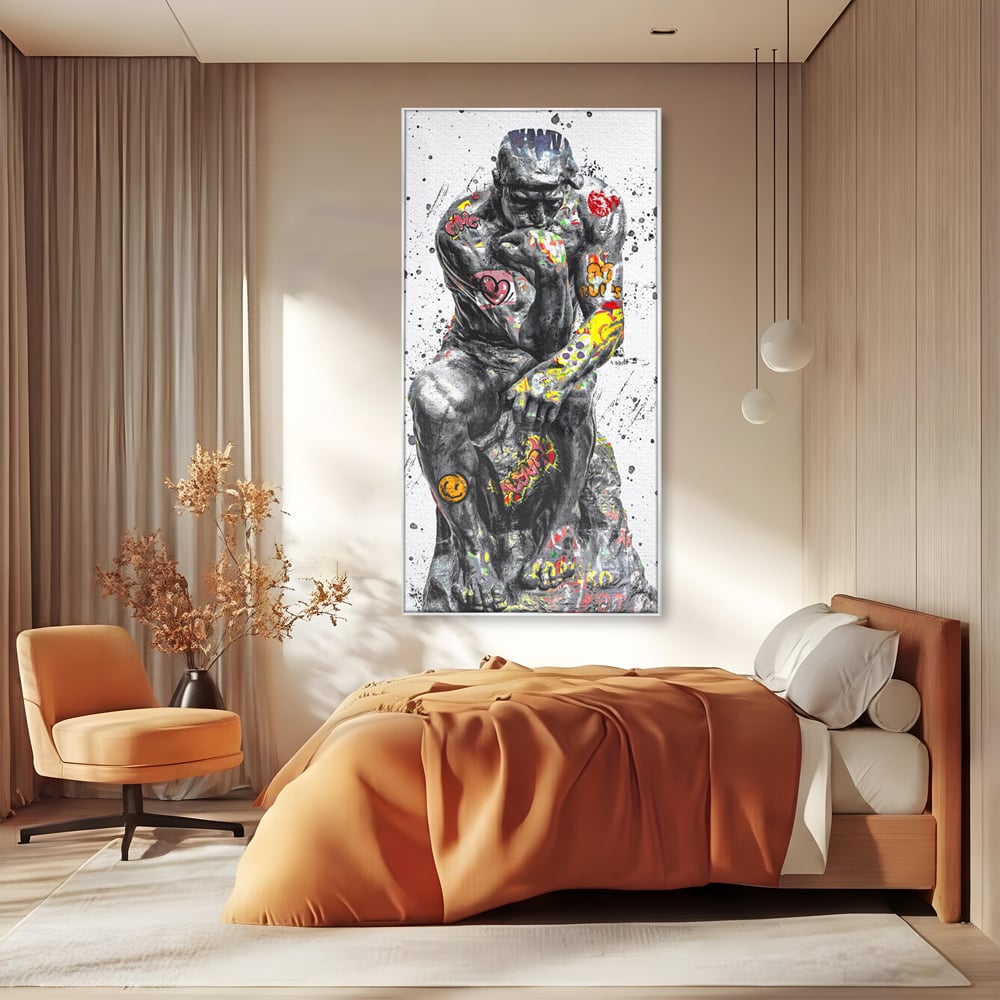 Tablou canvas cu tablou canvas cu statuia ganditorul, in rama de aluminiu argintiu, pe perete intr-un dormitor