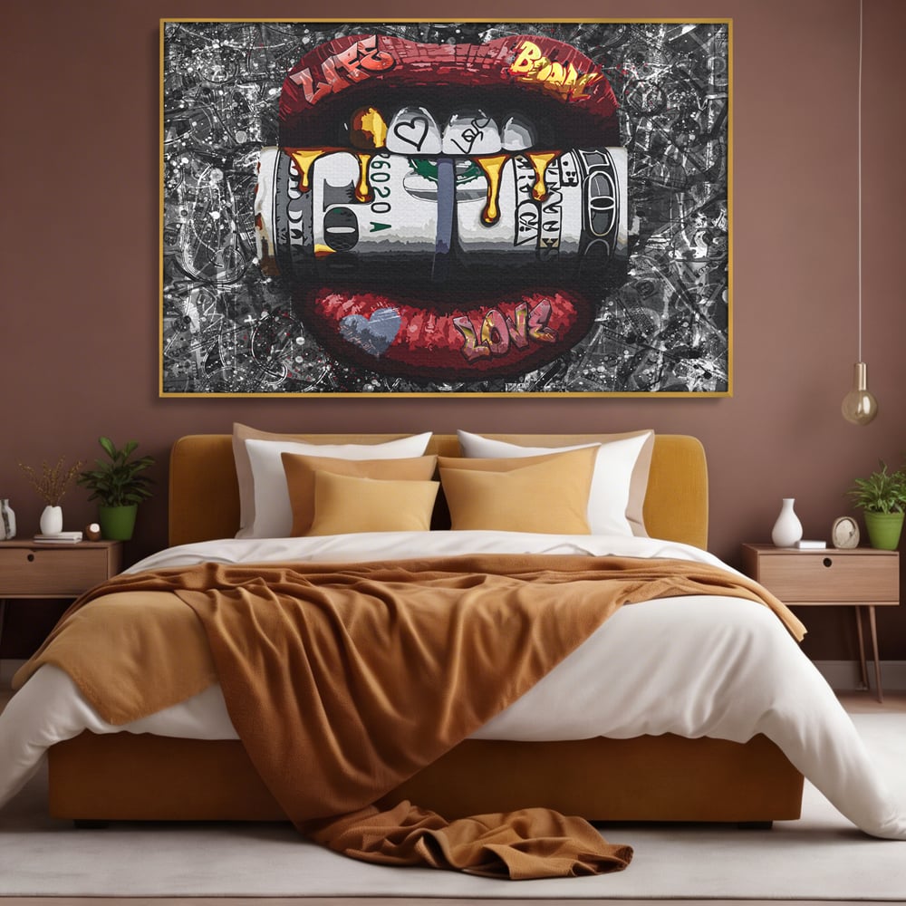 Tablou canvas cu tablou canvas cu buze rosii si dolari, in rama de aluminiu auriu, pe perete intr-un dormitor
