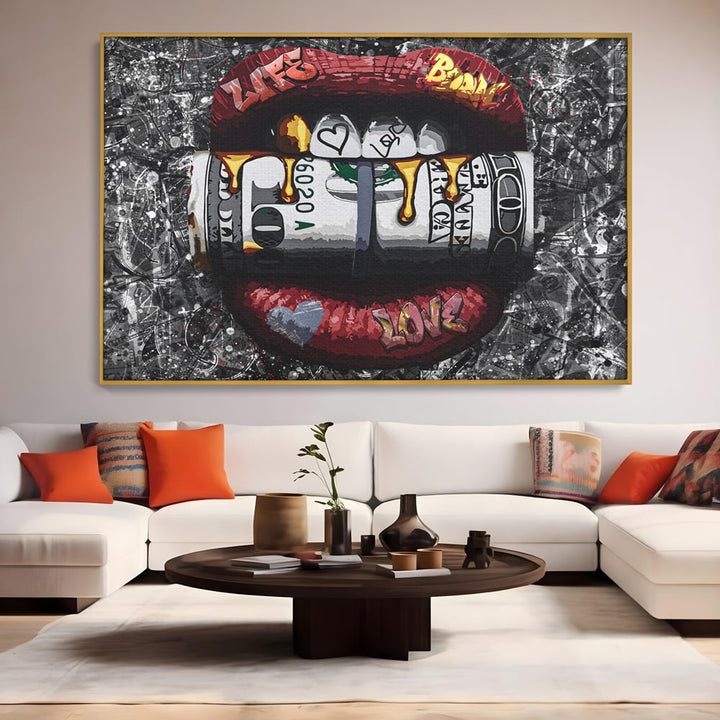 Tablou canvas cu tablou canvas cu buze rosii si dolari, in rama de aluminiu auriu, pe perete intr-un living