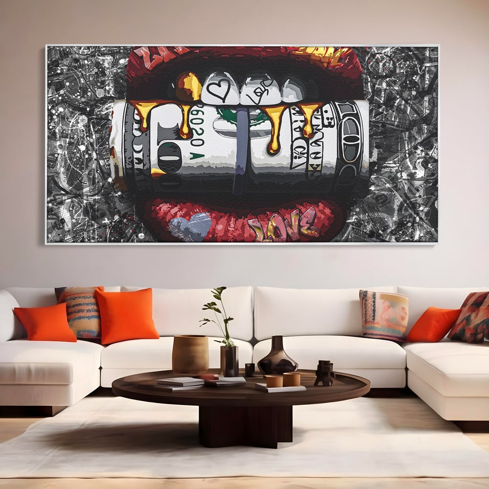 Tablou canvas cu tablou canvas cu buze rosii si dolari, in rama de aluminiu argintiu, pe perete intr-un living