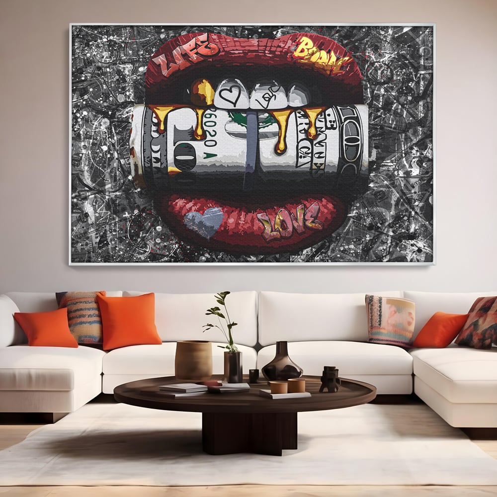 Tablou canvas cu tablou canvas cu buze rosii si dolari, in rama de aluminiu argintiu, pe perete intr-un living