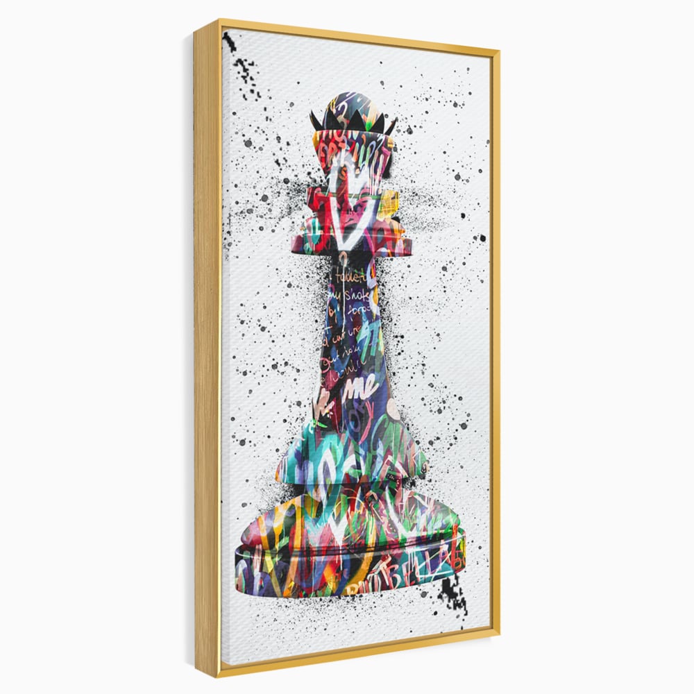 Tablou canvas cu piesa de sah regina cu graffiti, in rama de aluminiu auriu