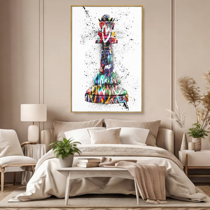 Tablou canvas cu piesa de sah regina cu graffiti, in rama de aluminiu auriu, pe perete intr-un dormitor