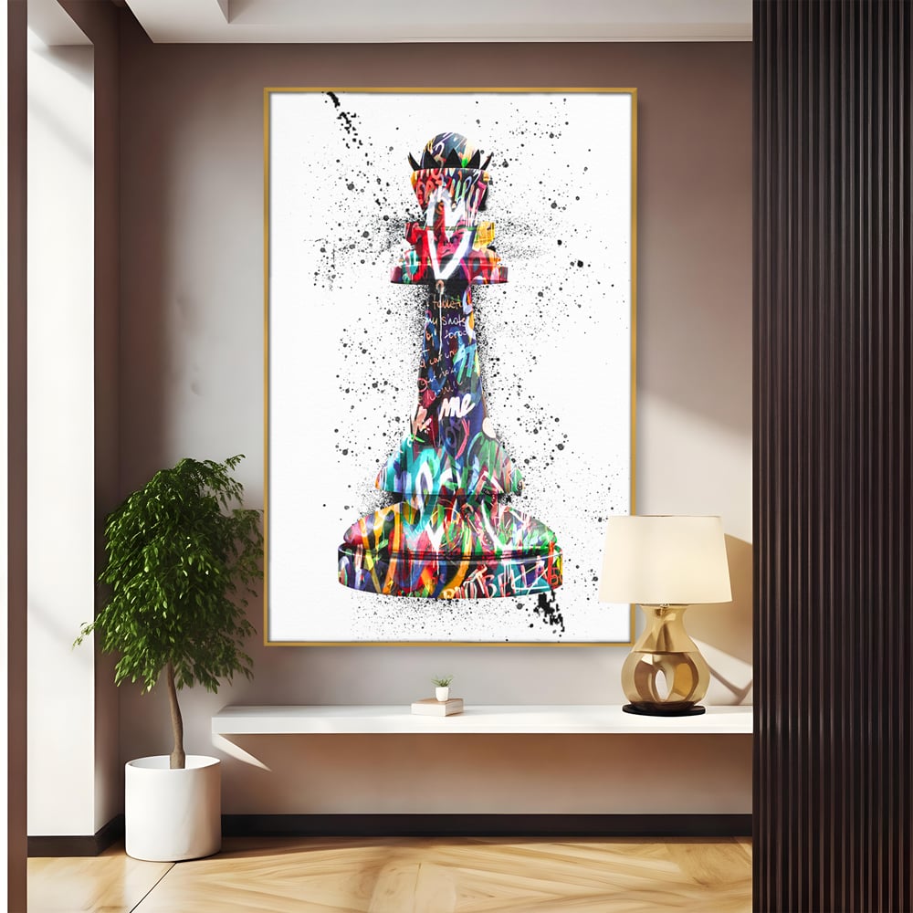 Tablou canvas cu piesa de sah regina cu graffiti, in rama de aluminiu auriu