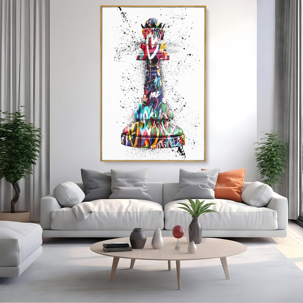 Tablou canvas cu piesa de sah regina cu graffiti, in rama de aluminiu auriu, pe perete intr-un living