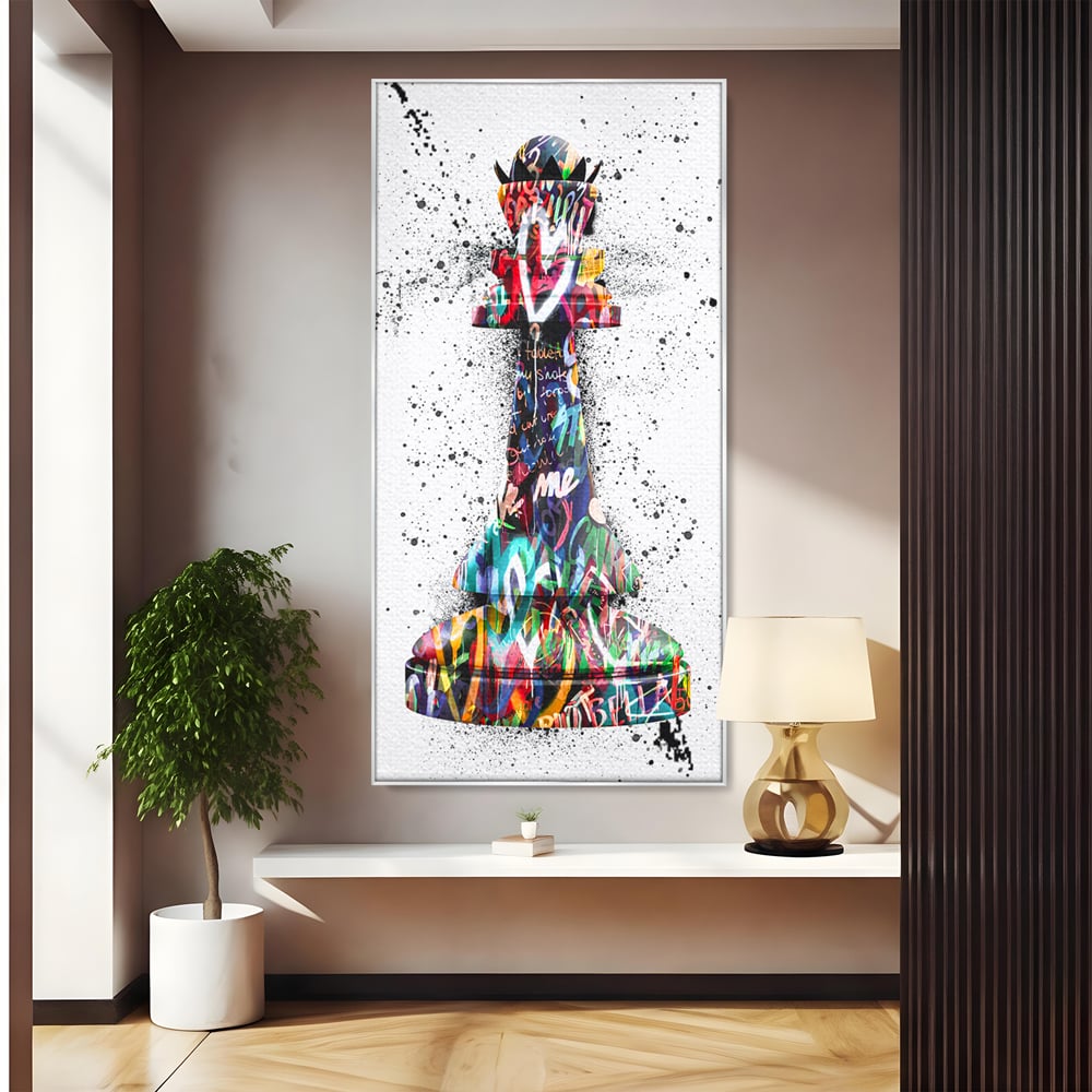 Tablou canvas cu piesa de sah regina cu graffiti, in rama de aluminiu argintiu