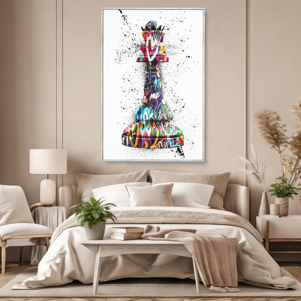 Tablou canvas cu piesa de sah regina cu graffiti, in rama de aluminiu argintiu, pe perete intr-un dormitor
