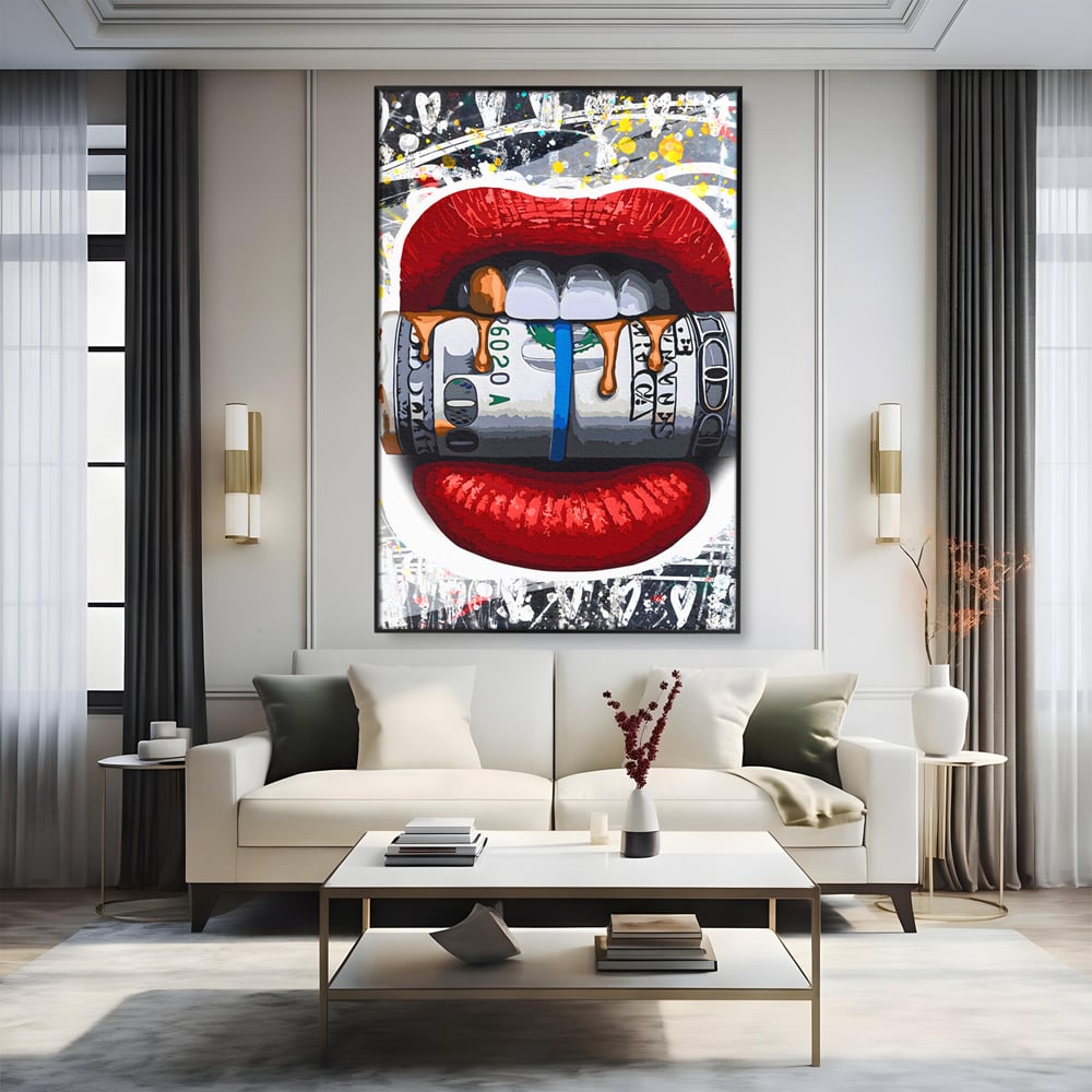 Tablou canvas cu ilustratie digitala buze rosii cu bani, in rama de aluminiu negru, pe perete intr-un living