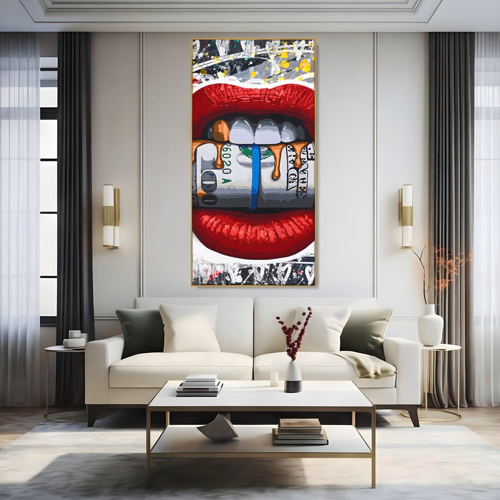 Tablou canvas cu ilustratie digitala buze rosii cu bani, in rama de aluminiu auriu, pe perete intr-un living