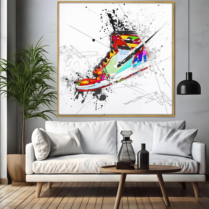 Tablou canvas cu tablou canvas cu adidasa geometric colorat, in rama de aluminiu auriu, pe perete intr-un living