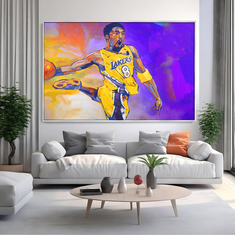 Tablou canvas cu pictura cu baschetbalistul kobe bryant, in rama de aluminiu argintiu, pe perete intr-un living