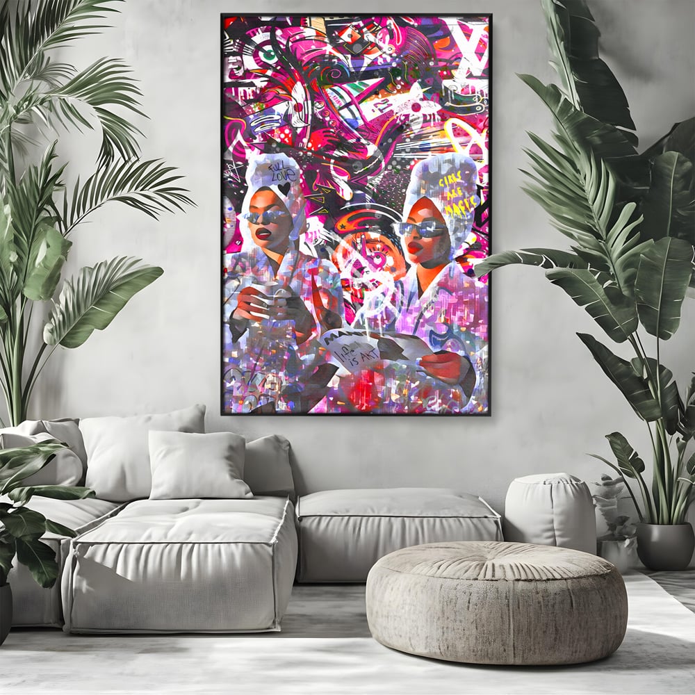 Tablou canvas cu tablou canvas cu femei si graffitti, in rama de aluminiu negru, pe perete intr-un living