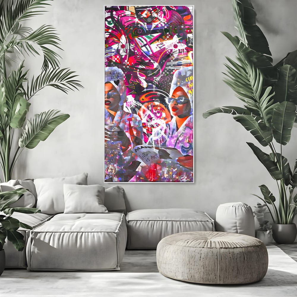 Tablou canvas cu tablou canvas cu femei si graffitti, in rama de aluminiu argintiu, pe perete intr-un living