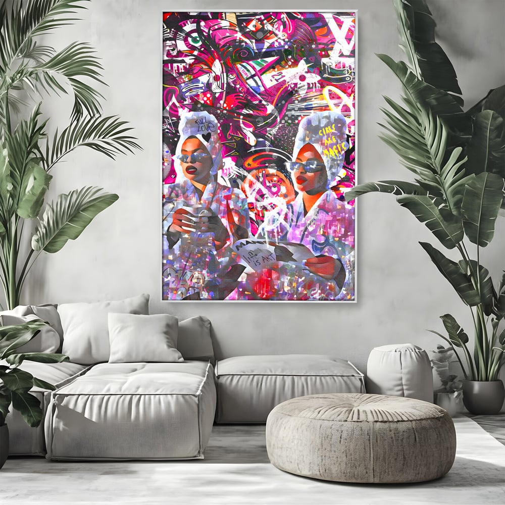 Tablou canvas cu tablou canvas cu femei si graffitti, in rama de aluminiu argintiu, pe perete intr-un living