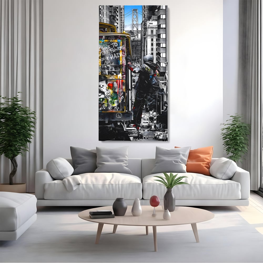 Tablou canvas cu ilustratie urbana cu un tramvai si un calator, fara rama, pe sasiu de lemn, pe perete intr-un living