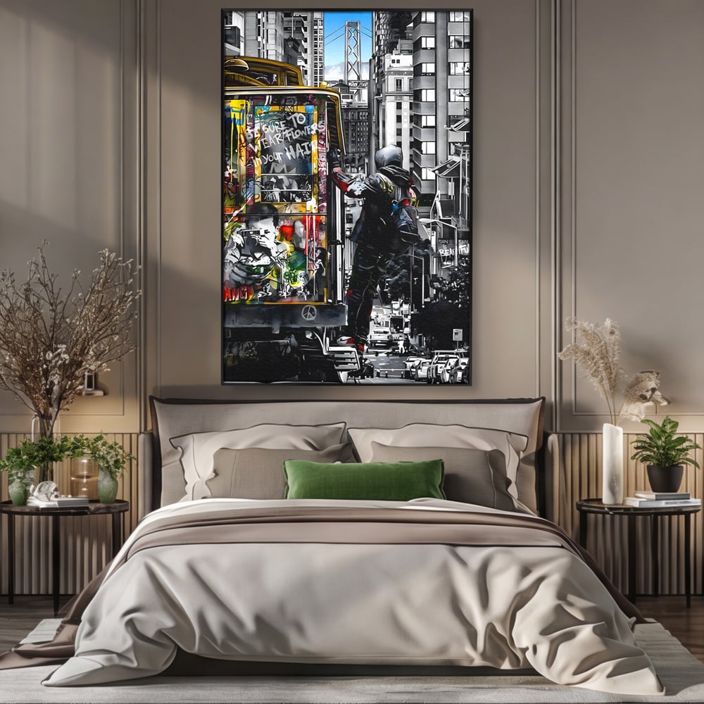 Tablou canvas cu ilustratie urbana cu un tramvai si un calator, in rama de aluminiu negru, pe perete intr-un dormitor