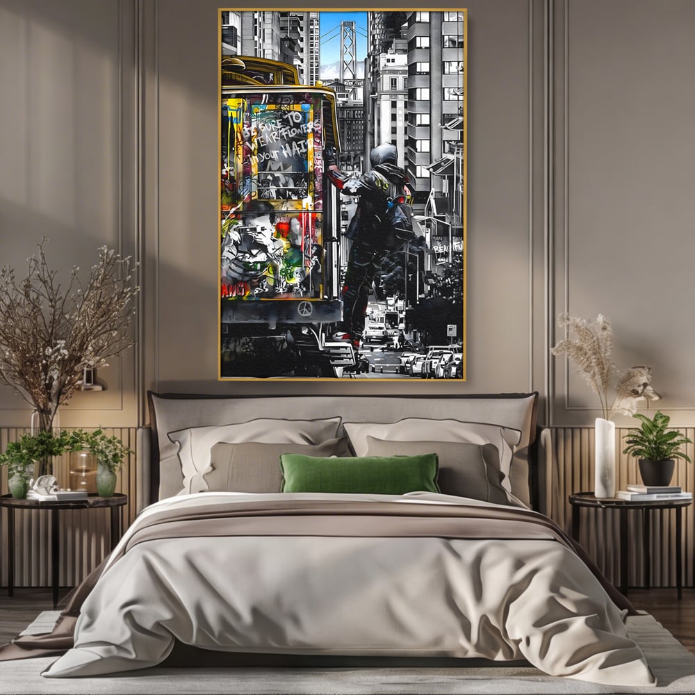 Tablou canvas cu ilustratie urbana cu un tramvai si un calator, in rama de aluminiu auriu, pe perete intr-un dormitor