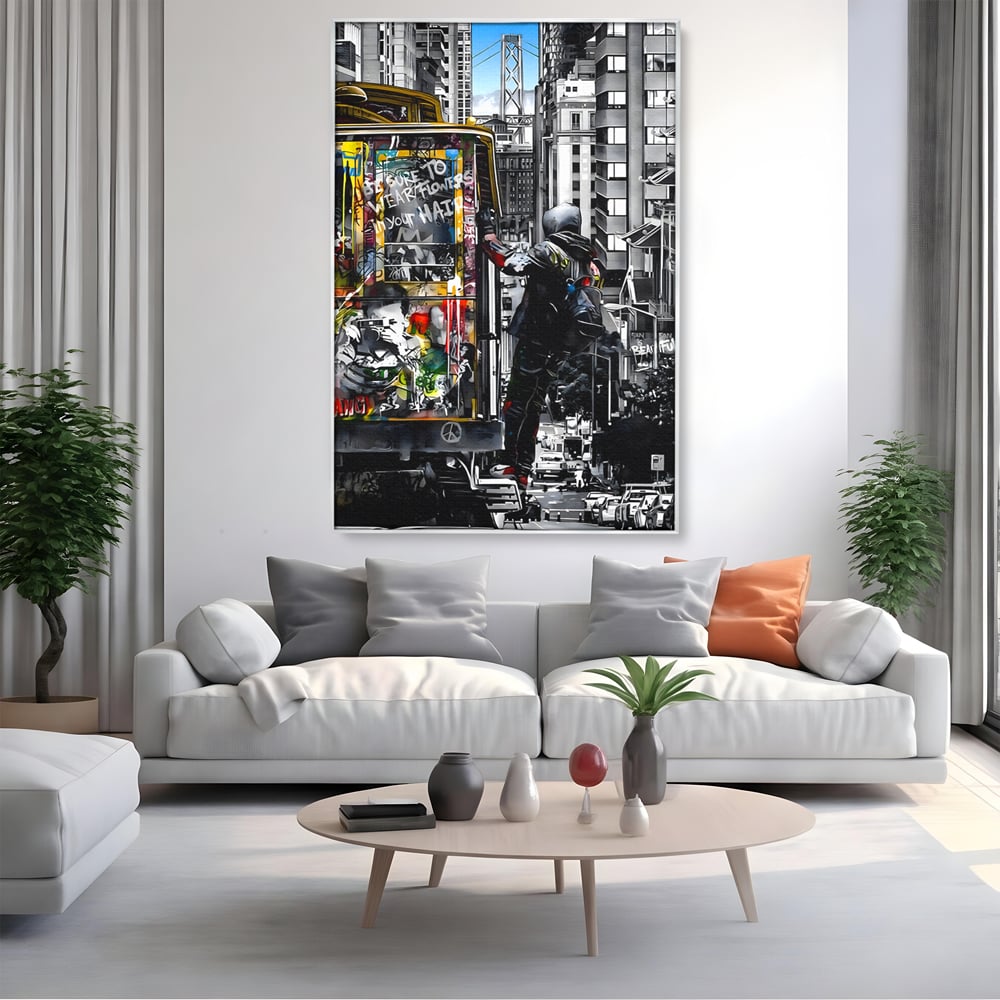 Tablou canvas cu ilustratie urbana cu un tramvai si un calator, in rama de aluminiu argintiu, pe perete intr-un living