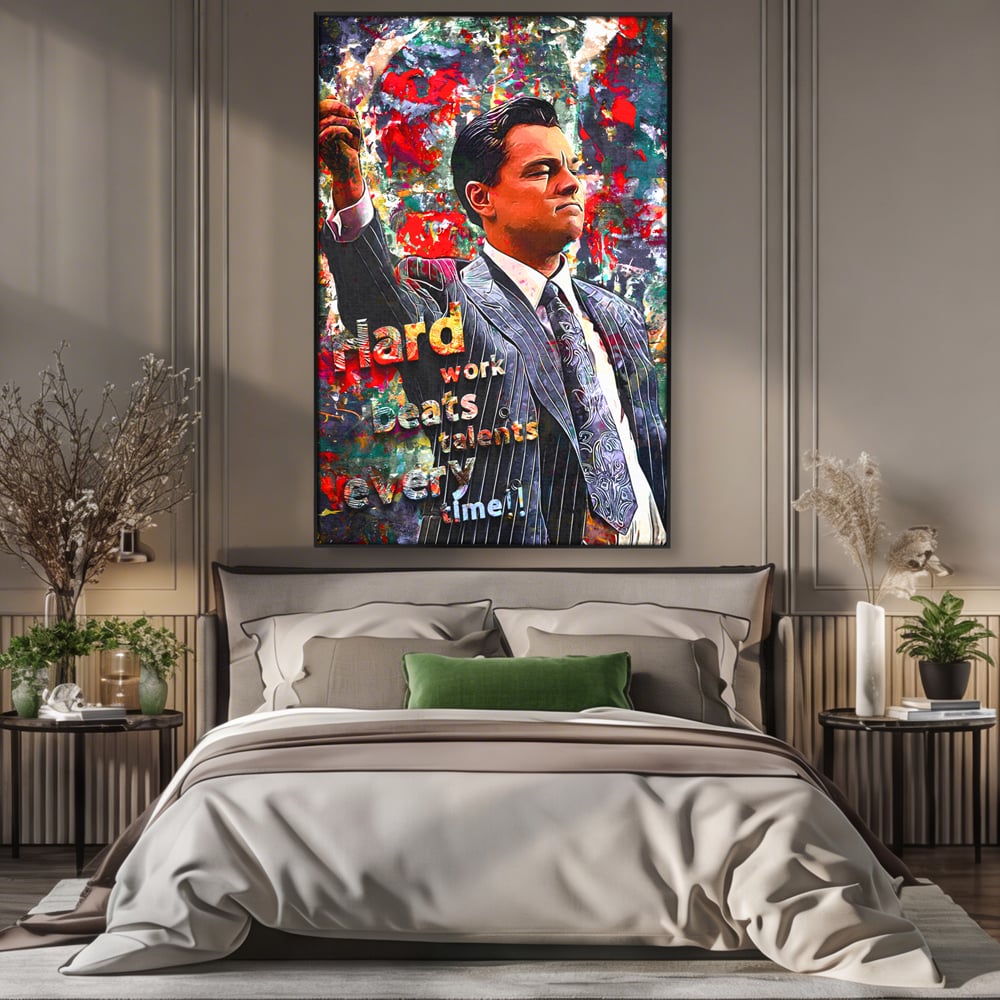 Tablou canvas cu tablou canvas cu leonardo dicaprio si mesaj motivational, in rama de aluminiu negru, pe perete intr-un dormitor