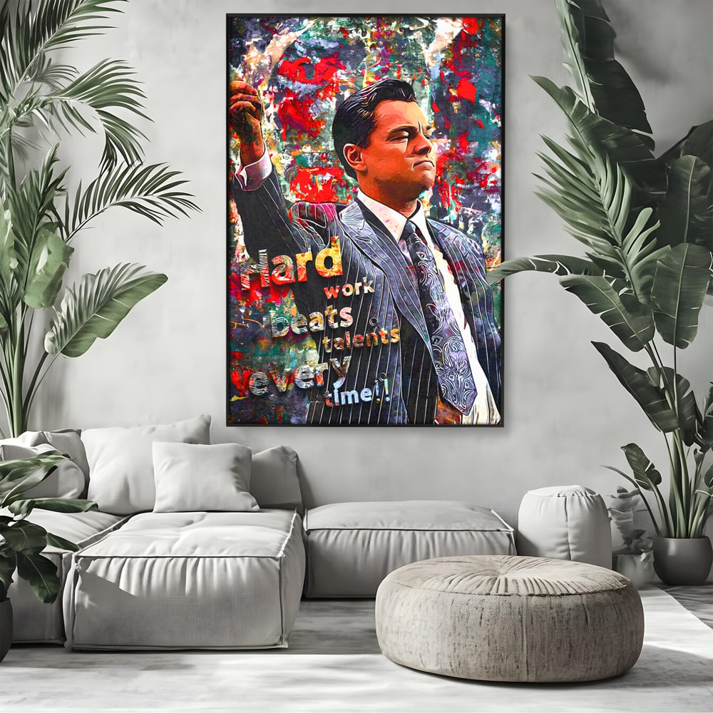 Tablou canvas cu tablou canvas cu leonardo dicaprio si mesaj motivational, in rama de aluminiu negru, pe perete intr-un living