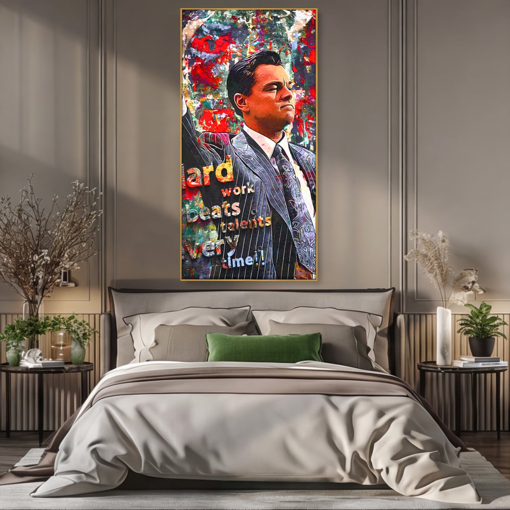 Tablou canvas cu tablou canvas cu leonardo dicaprio si mesaj motivational, in rama de aluminiu auriu, pe perete intr-un dormitor