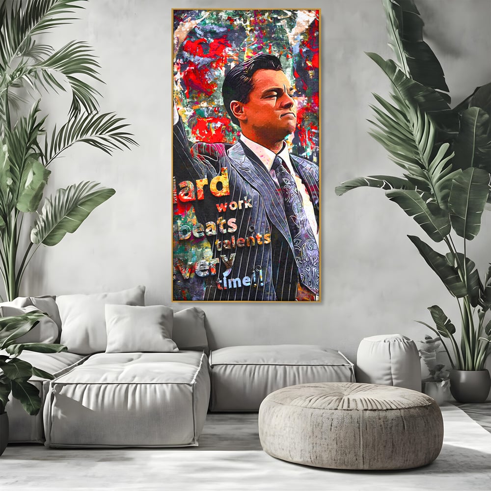 Tablou canvas cu tablou canvas cu leonardo dicaprio si mesaj motivational, in rama de aluminiu auriu, pe perete intr-un living