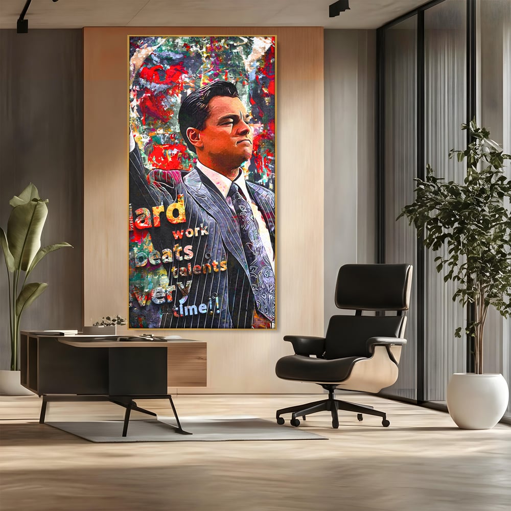 Tablou canvas cu tablou canvas cu leonardo dicaprio si mesaj motivational, in rama de aluminiu auriu, pe perete intr-un birou