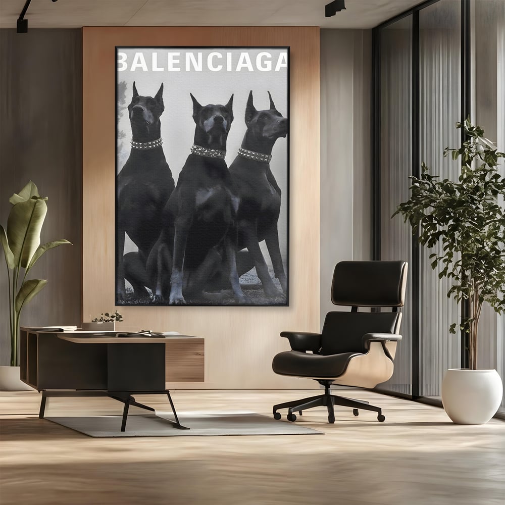 Tablou canvas cu tablou canvas cu trei dobermani, in rama de aluminiu negru, pe perete intr-un birou