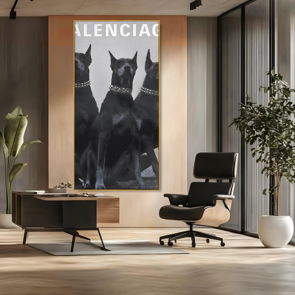 Tablou canvas cu tablou canvas cu trei dobermani, in rama de aluminiu auriu, pe perete intr-un birou