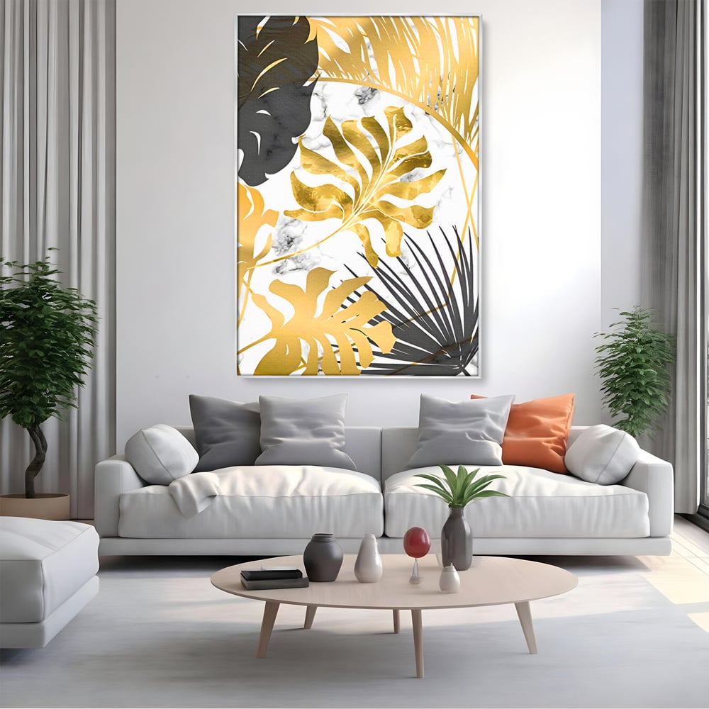 Tablou canvas cu tablou canvas cu frunze tropicale, in rama de aluminiu argintiu, pe perete intr-un living