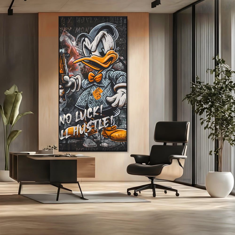 Tablou canvas cu tablou canvas cu donald duck revoltat, in rama de aluminiu negru, pe perete intr-un birou