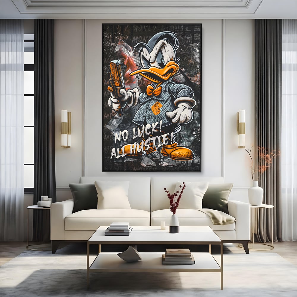 Tablou canvas cu tablou canvas cu donald duck revoltat, in rama de aluminiu negru, pe perete intr-un living