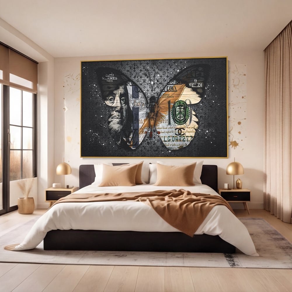 Tablou canvas cu tablou canvas cu fluture din bani, in rama de aluminiu auriu, pe perete intr-un dormitor