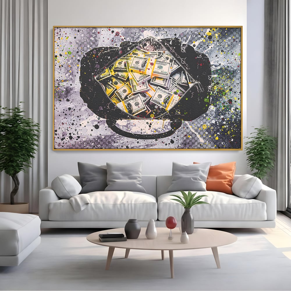 Tablou canvas cu pictura valiza plina cu dolari, in rama de aluminiu auriu, pe perete intr-un living