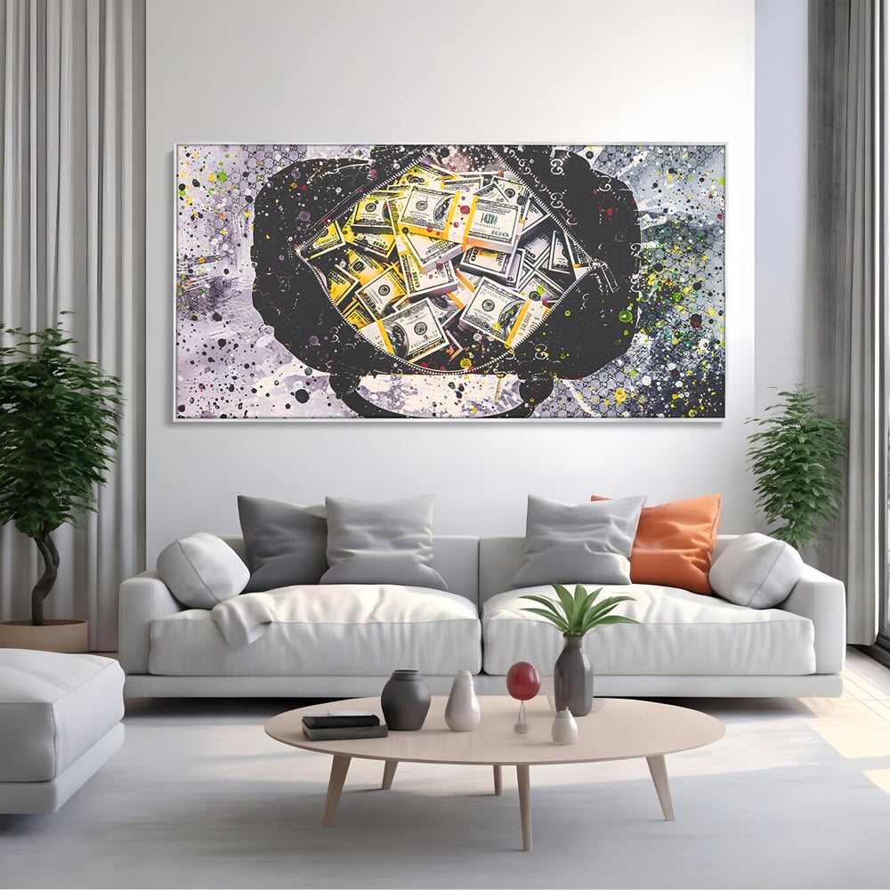 Tablou canvas cu pictura valiza plina cu dolari, in rama de aluminiu argintiu, pe perete intr-un living
