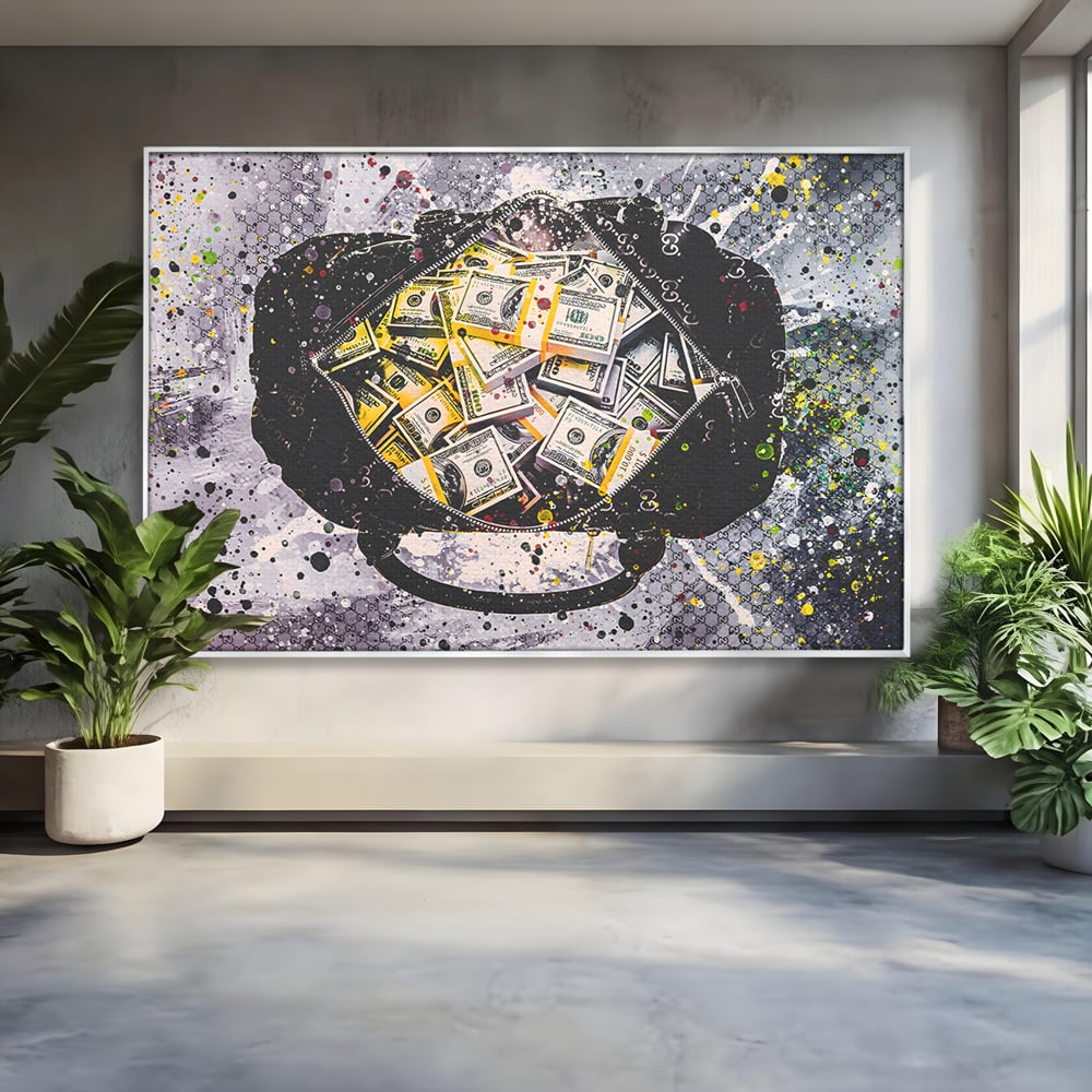 Tablou canvas cu pictura valiza plina cu dolari, in rama de aluminiu argintiu