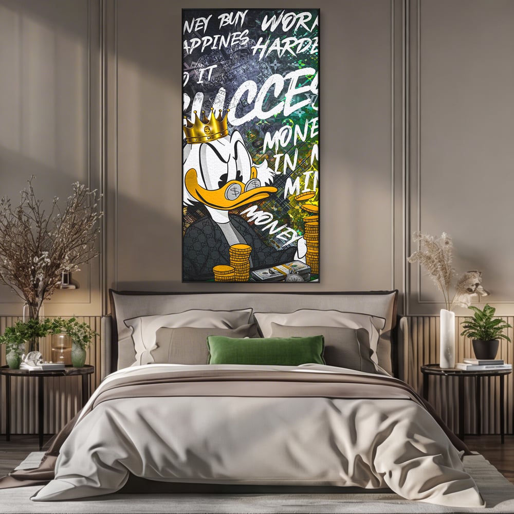 Tablou canvas cu tablou canvas cu rata stilizata si bani, in rama de aluminiu negru, pe perete intr-un dormitor